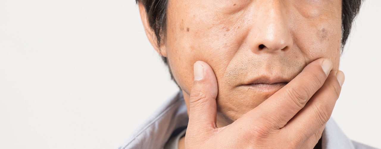 老けて見られる原因①：肌のくすみ・シミ