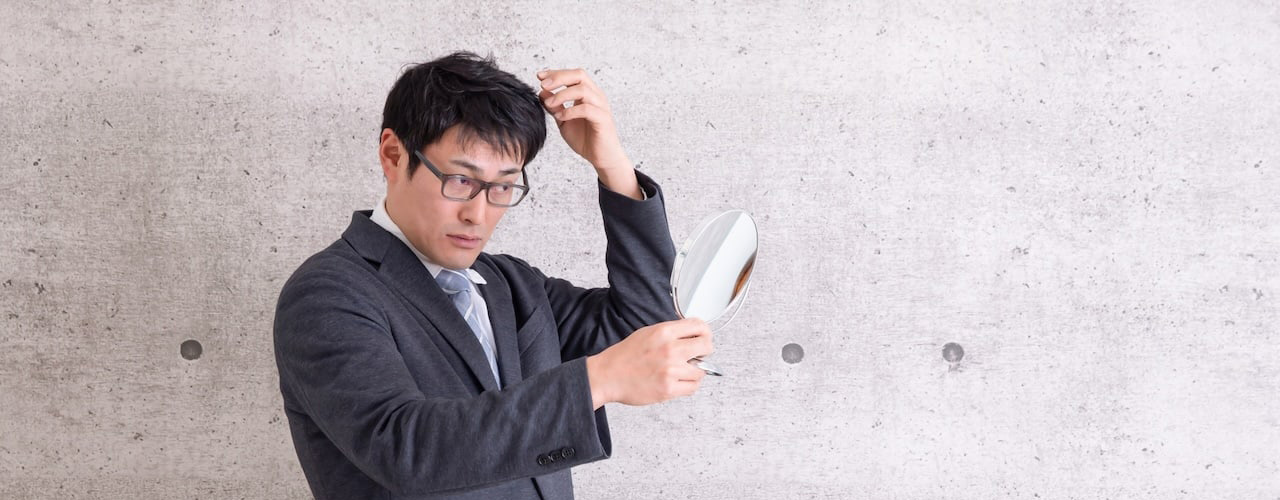 老けて見られる原因②：髪型・頭皮の清潔感