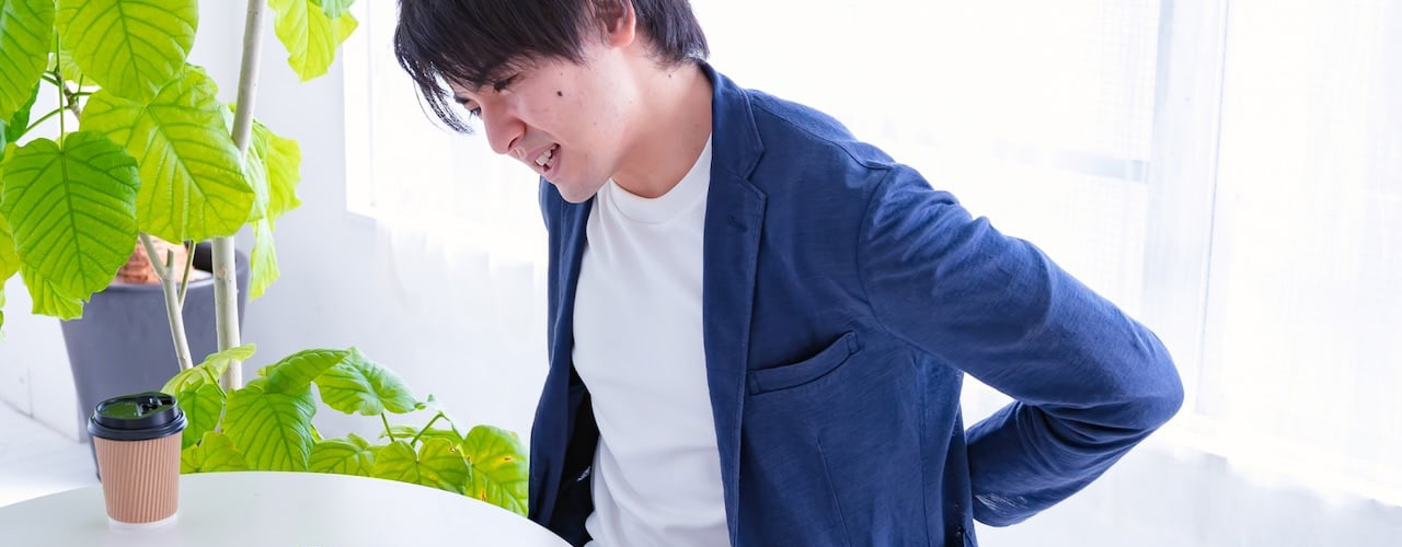 老けて見られる原因③：姿勢・表情の癖